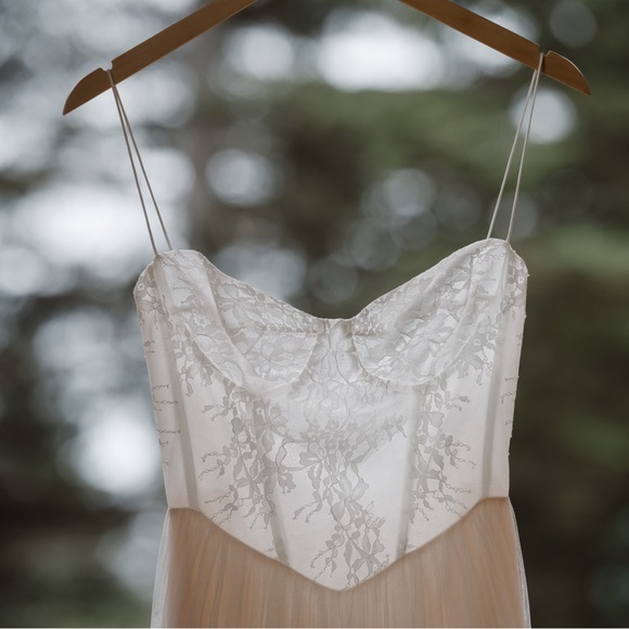 Elegant White Lace Wedding Dress - Picture 4 of 7